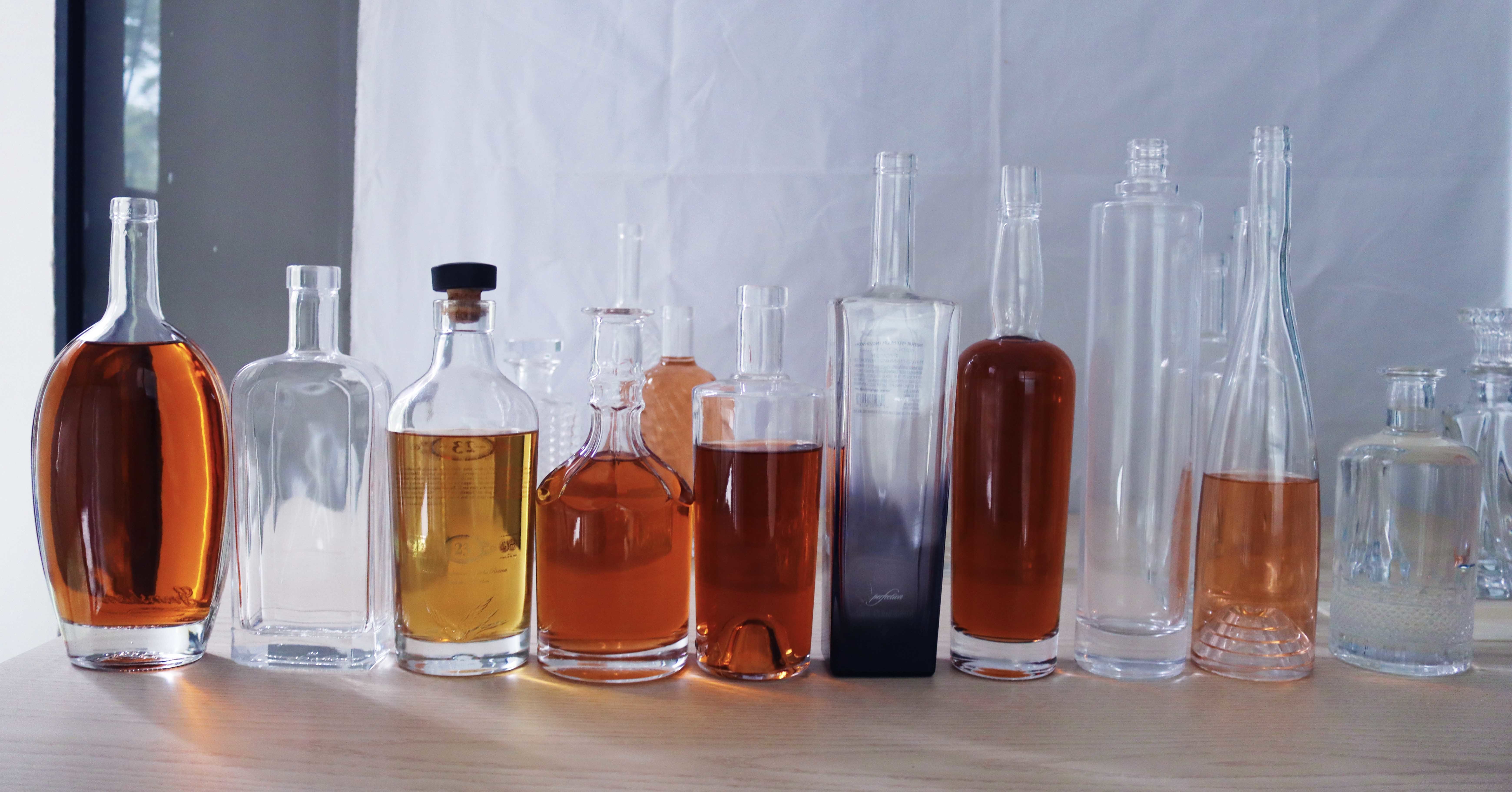 De laatste bedrijfszaken over Hoe kom je aan de perfecte glazen fles en sluitingen en breng je je unieke geest naar de markt?